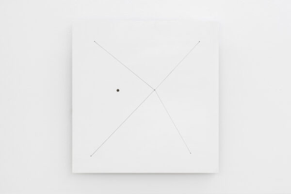 Biały, kwadratowy obraz z czterema cienkimi, czarnymi linami spotykającymi się w jednym punkcie w okolicach środka. Z lewej strony od punktu stycznego liń wywiercona jest mała dziurka.